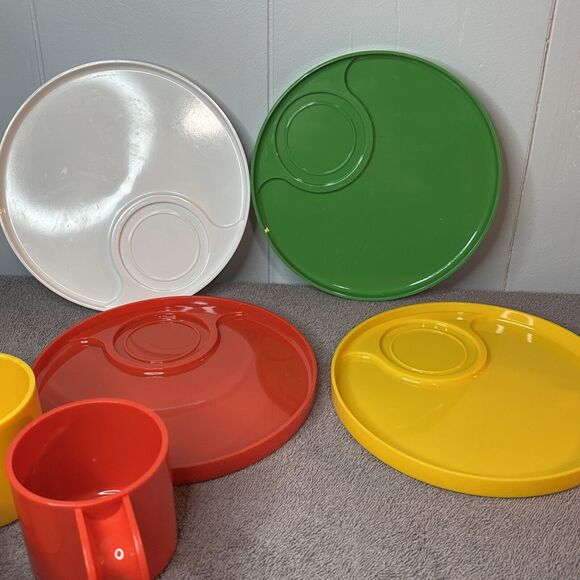 Vintage Set of 4 Plates & Mugs Ingrid Snax Stackable Plastic Melamine Cups MCM - Picture 7 of 7